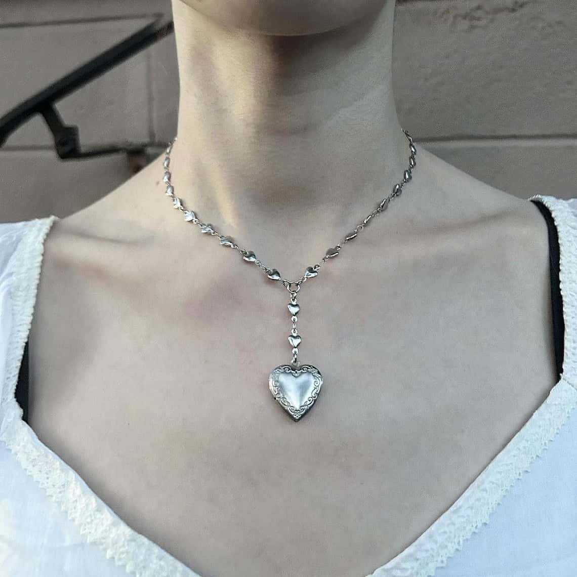 Heart Locket Necklace Photo - Rosenkranz-Lariat-Kettenhalskette mit Herz-Medaillon-Anhänger • Zierlicher, versilberter
