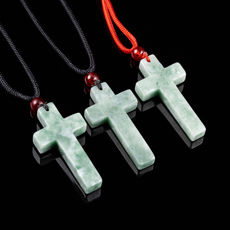 Myanmar Jadeit Kreuz Anhänger  – Necklaces Bewertung und Preis